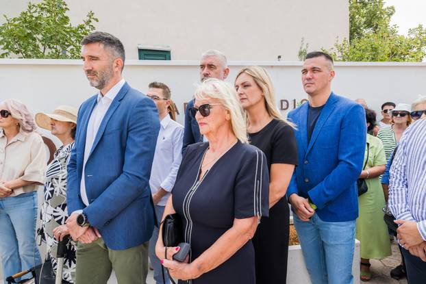 Imotski: Otkriven spomenik Mati Parlovu ispred stadiona Gospin Dolac