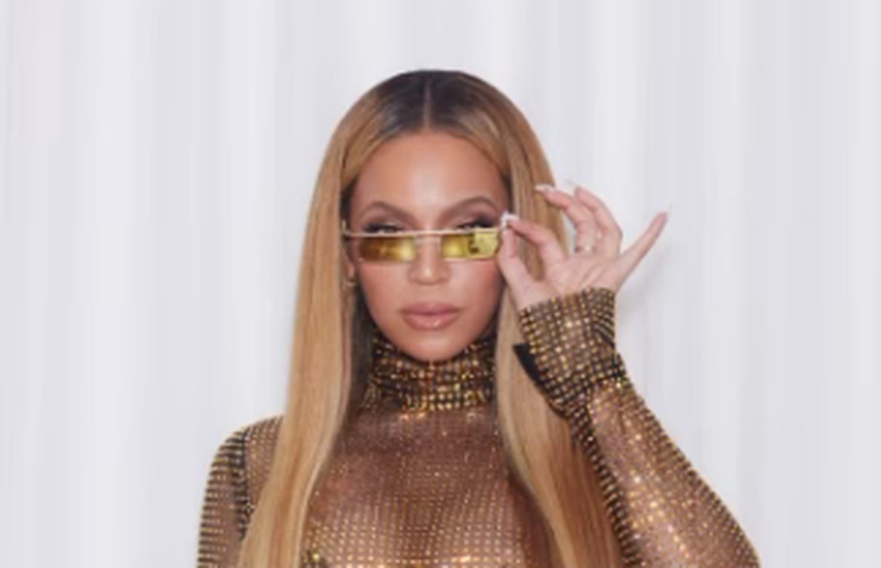 Bujna Beyonce otkrila obline u prozirnoj haljini bez grudnjaka