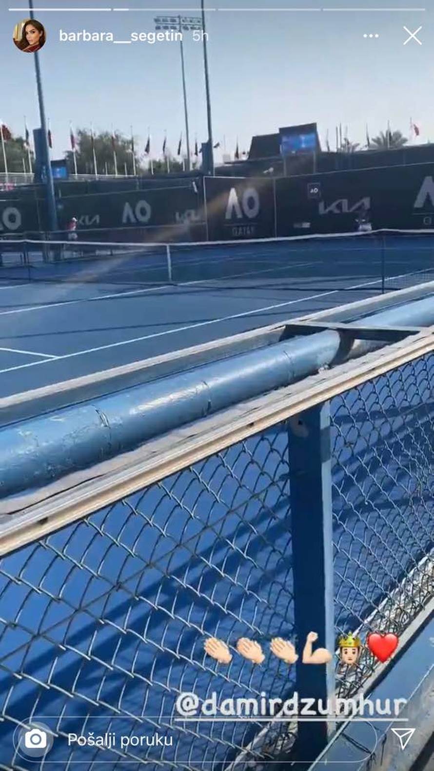 Barbara Šegetin prati dečka na teniske mečeve, drže se za ruke