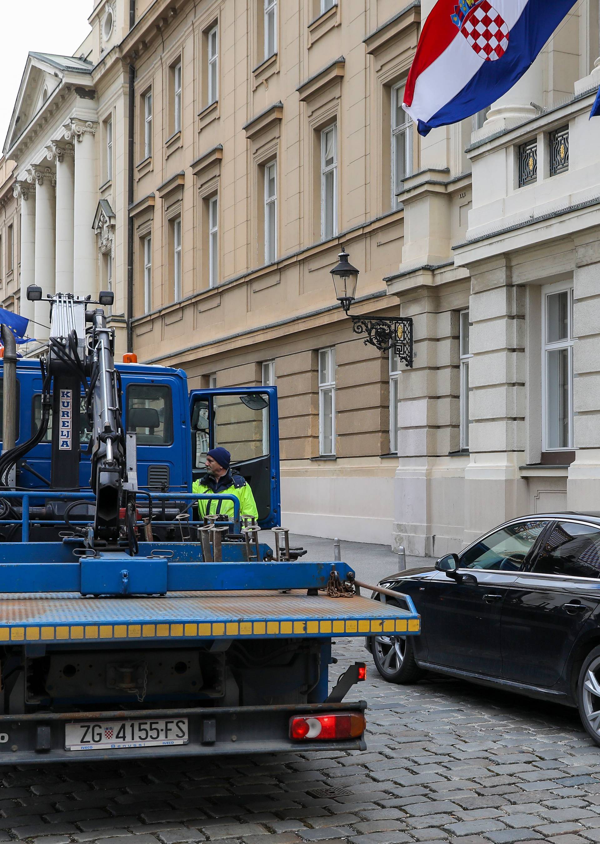 Beljak parkirao pred Saborom, došao pauk: 'Ma evo 5 minuta'