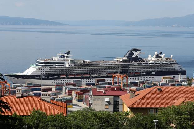 Kruzer Celebrity Constellation privezan  na Brajdici, kontejnerskom terminalu rijeÄke luke