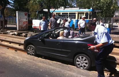 Peugeotom upala u tramvajsku prugu i stvorila prometni kaos