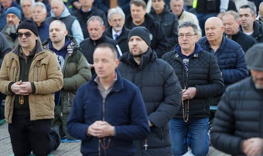 Molitelji na trgovima u Zagrebu i &Scaron;ibeniku: Prosvjednici im opet ometali molitvu bubnjanjem