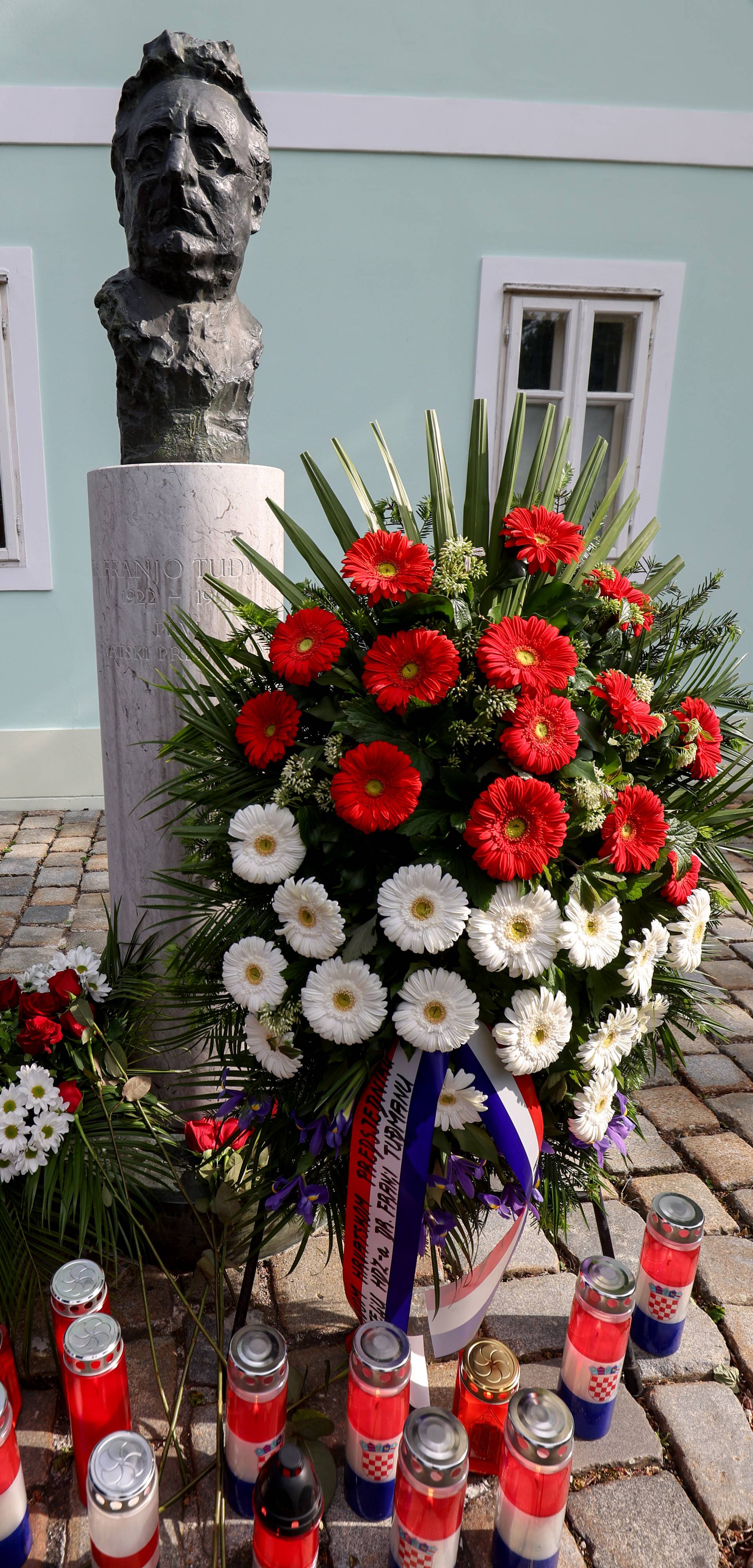 Veliko Trgovišće: Polaganje vijenaca ispred rodne kuće Franje Tuđmana povodom 100 obljetnice njegova rođenja