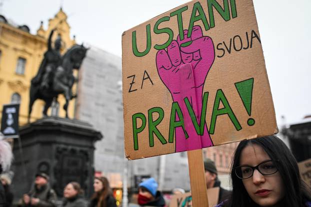 Zagreb: Molitelji i prosvjednici na Trgu bana Jelačića