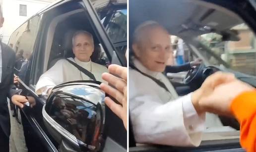 VIDEO Navijač dotrčao do pape i uzviknuo 'Forza Roma'. Reakcija Lava XIV. oduševila je navijače