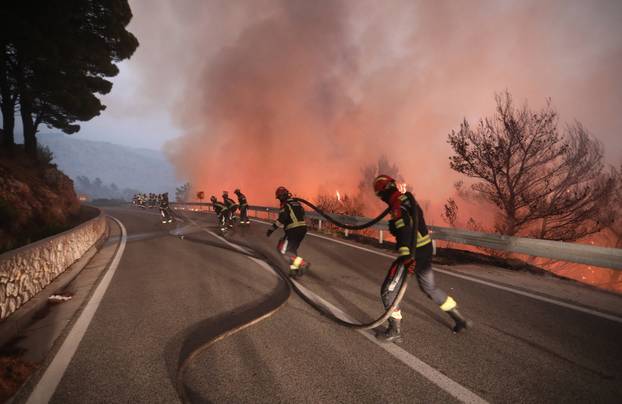 Tučepi: Vatra prodrla u Park prirode Biokovo, zahvatila i ranč, kuće i vozila