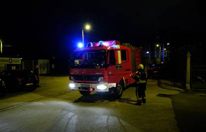 VIDEO Na ulazu u Zadar preko noći se zapalilo skladište