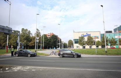 Vozač je autom naletio na biciklista kod Avenue Malla...