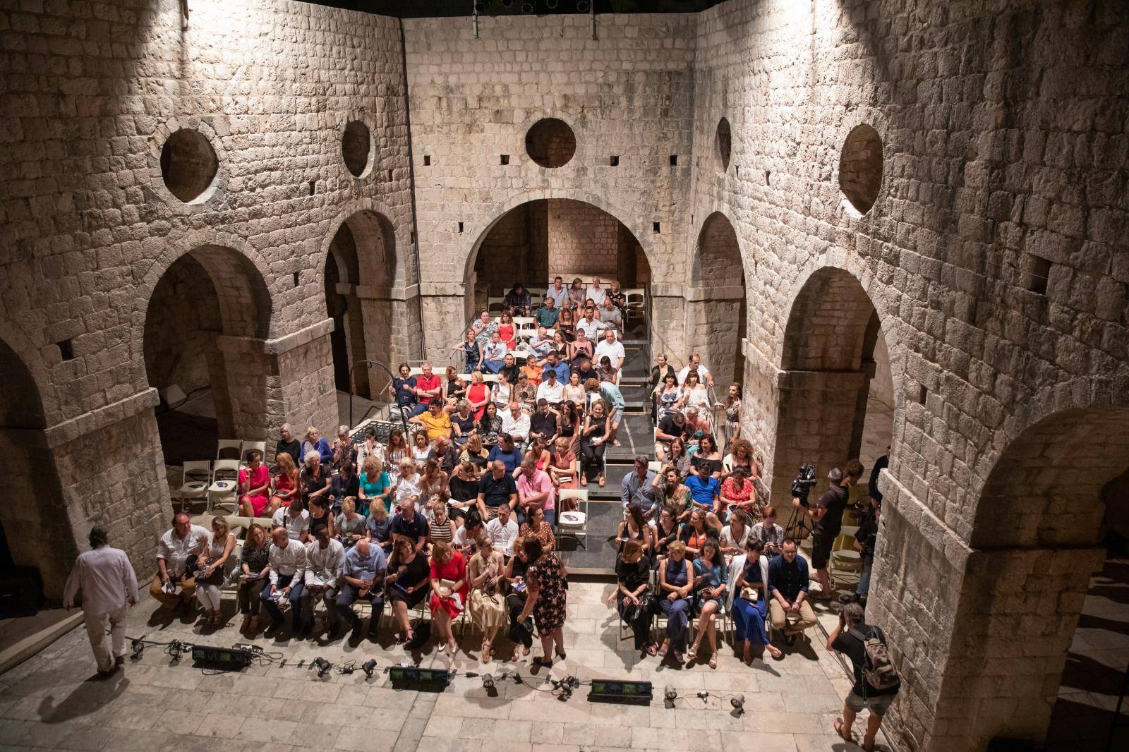 Dubrovnik: Na Lovrijencu odrÅ¾ana premijera predstave Romeo i Julija