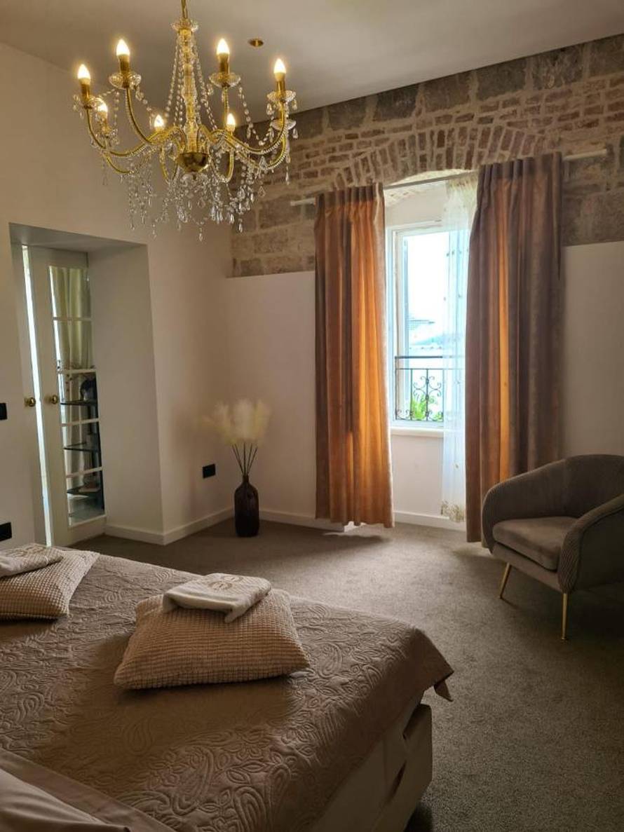 Novi apsurd u Splitu: Udruga gradske prostore pretvorila u luksuzne apartmane na Rivi?!