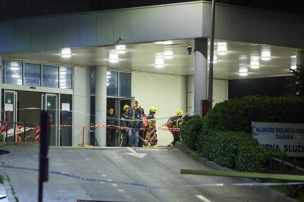 Zagreb: Dio fasade hitnog prijema KBC Zagreb odvojio se uslijed jakog vjetra