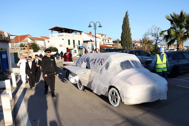 Jezera: Maškarana povorka prodefilirala je Jezerima