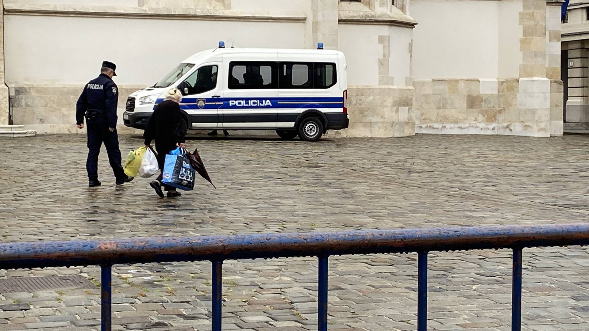 Lijepa gesta policajaca: Kroz trg pustio bakicu koja teško hoda