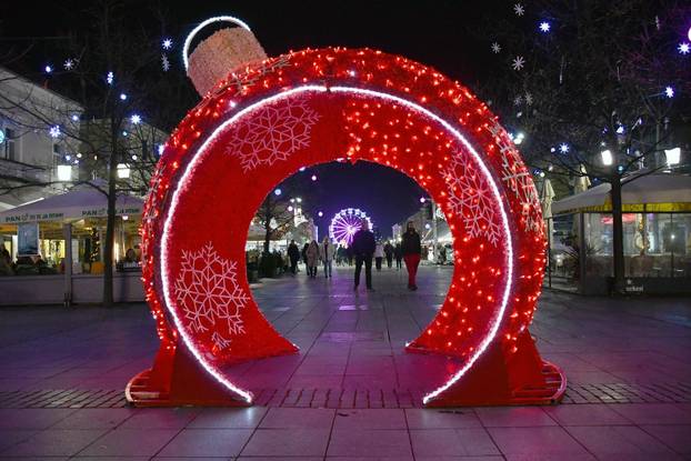 FOTO Čarolija Adventa: Diljem Hrvatske zablistali su gradovi, pogledajte prekrasnu atmosferu
