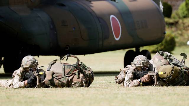 Members of the British Army take part in their first joint exercise with JGSDF at the JGSDF Camp Fuji in Oyama town