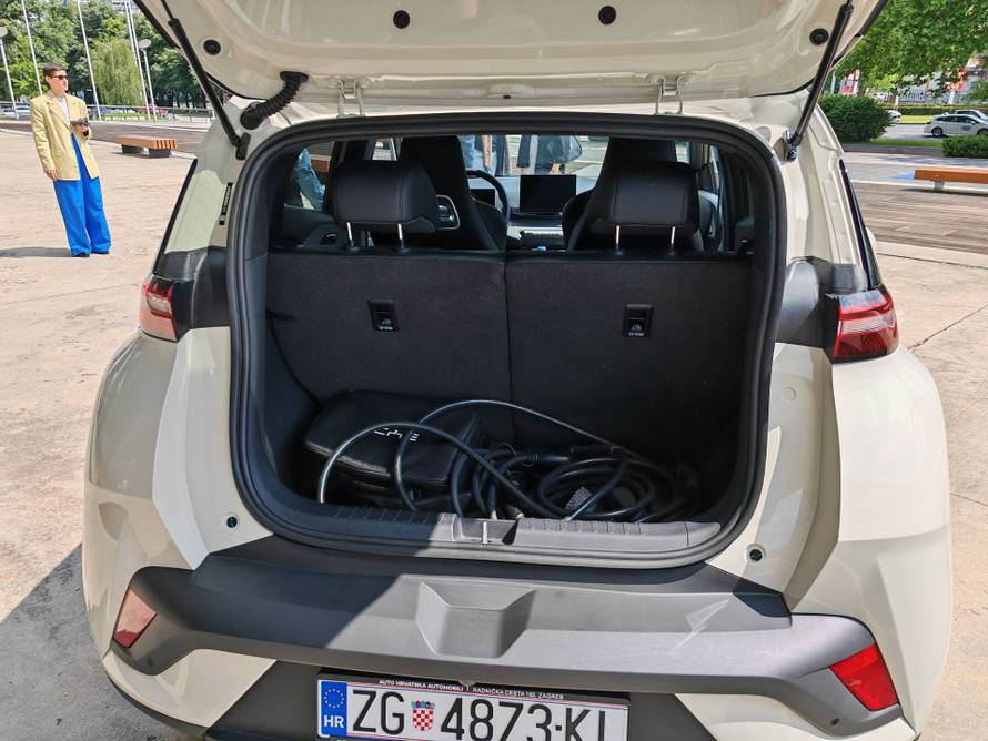 Pokazao kako mu kineski auto izgleda nakon 220.000 km u 2 godine. Premiumi na aparatima