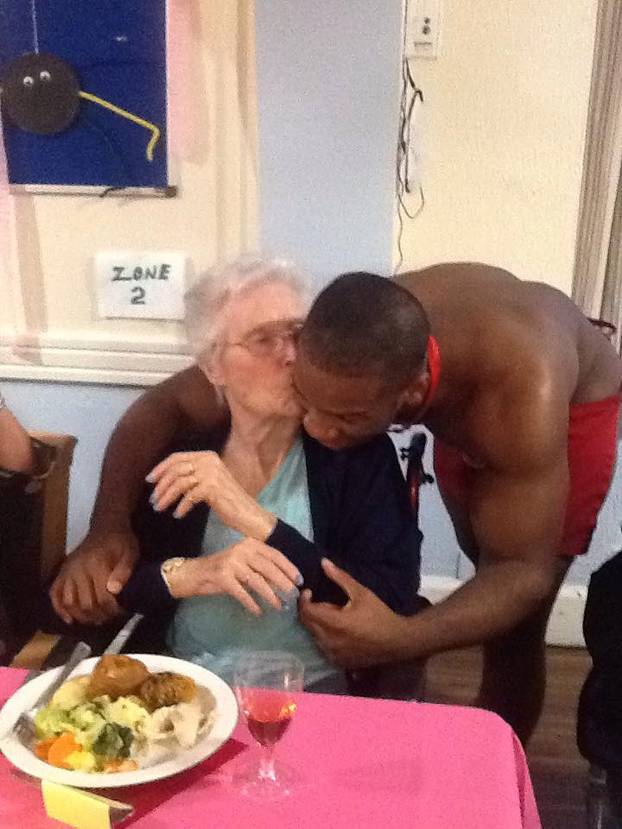 FOTO Baka (103) za rođendan poželjela stripera! Skinuo se u tange, starice ga lupale po guzi