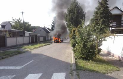 Sl.Brod: Zapalio se parkirani automobil i potpuno izgorio