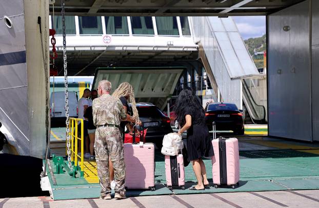 Turisti u trajektnoj luci u Splitu