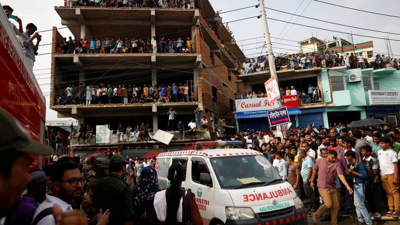 VIDEO Užas u Bangladešu: Ratni zrakoplov srušio se za vrijeme vježbe, najmanje 19 poginulih!