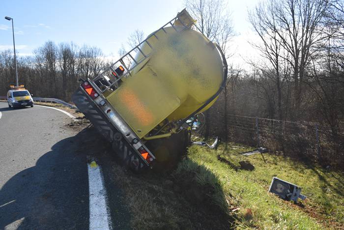 FOTO Vozač (70) kamionom je sletio s autoceste A3 kod Lužana