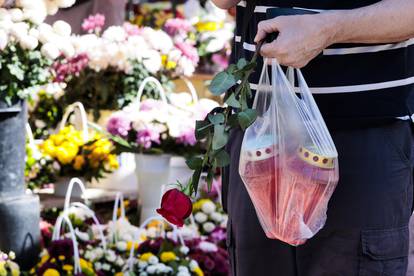 Split: Prodaja cvijeća na groblju Lovrinac uoči blagdana Svih Svetih