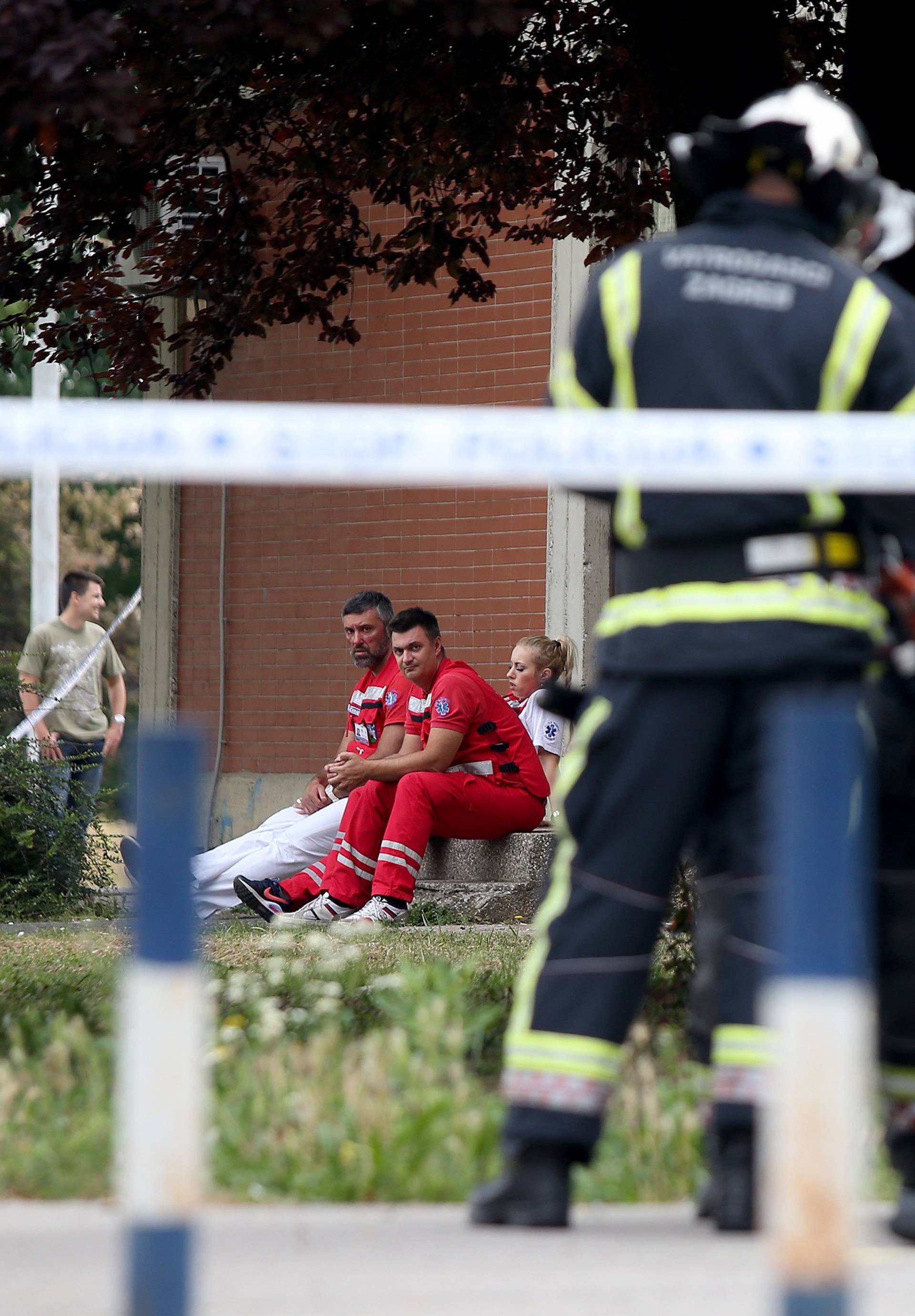 Azilant prijetio da će se baciti: Vatrogasci su ga spustili na tlo