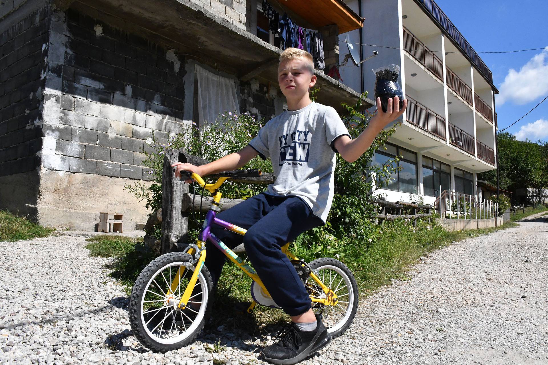 Priča o Zuhdiji (13) s kupinama pokrenula je val dobrote, stiže mu uskoro i laptop: 'Hvala vam'