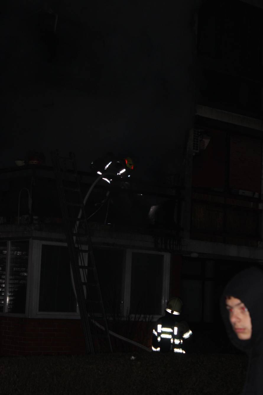 VIDEO Požar u Karlovcu: Gorio stan na prvom katu, stanari u panici  bježali: 'Šokirani smo...'