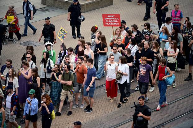Zagreb: 25. Povorka ponosa LGBTIQ zajednice "Korak po korak, iskorak!"