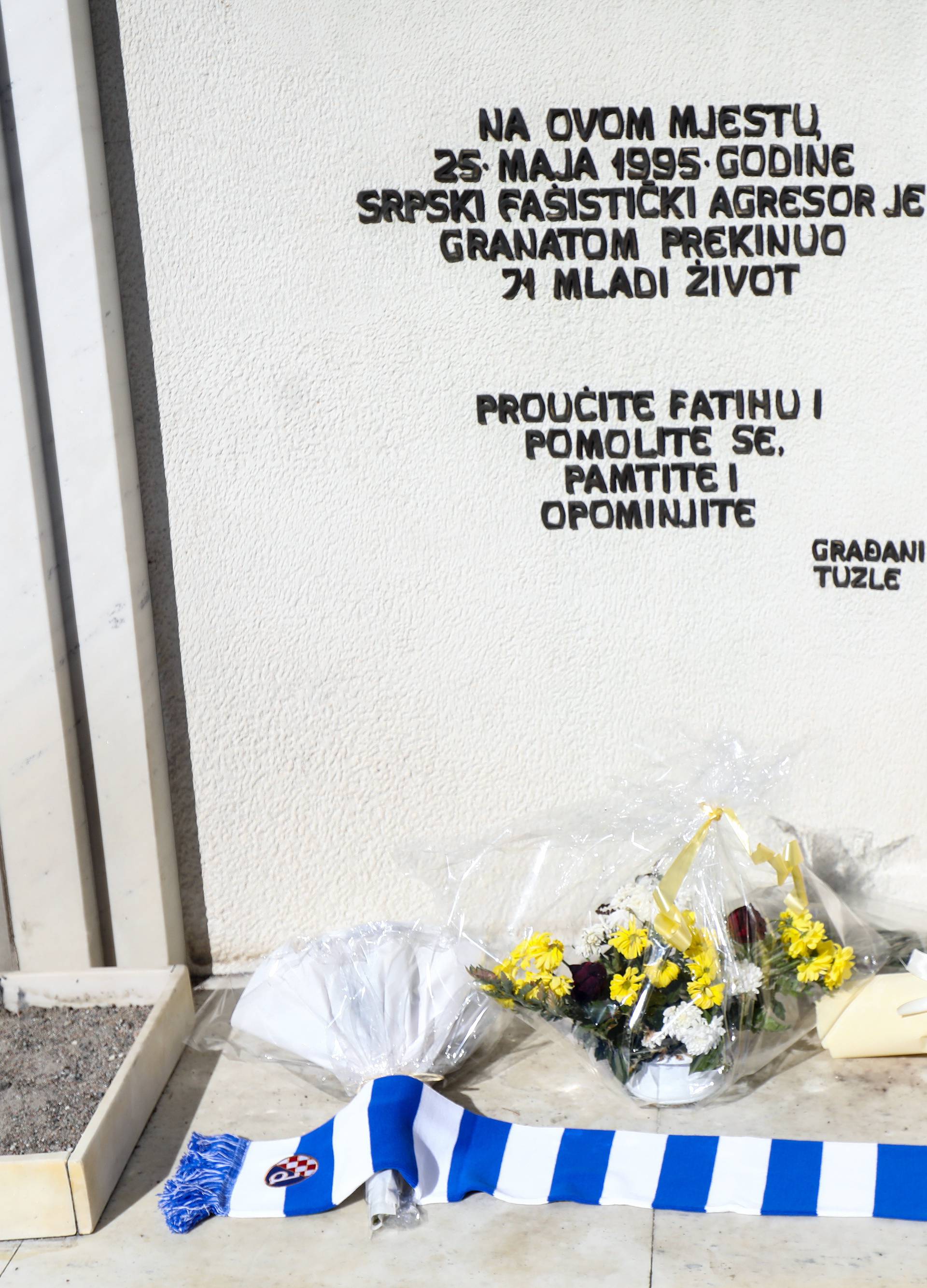 Dinamovci se u Tuzli poklonili žrtvama masakra na Kapiji...