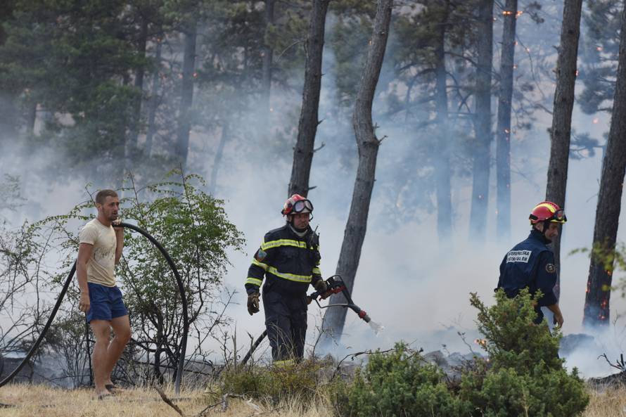 Zapalio travu uz prugu: Nisu mogli ugasiti vatru pa pobjegli
