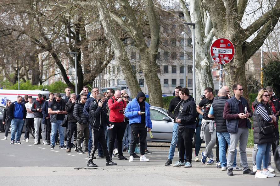 Zagreb: Navijači u dugačkom redu čekaju ulaznice za utakmicu Dinamo - Hajduk