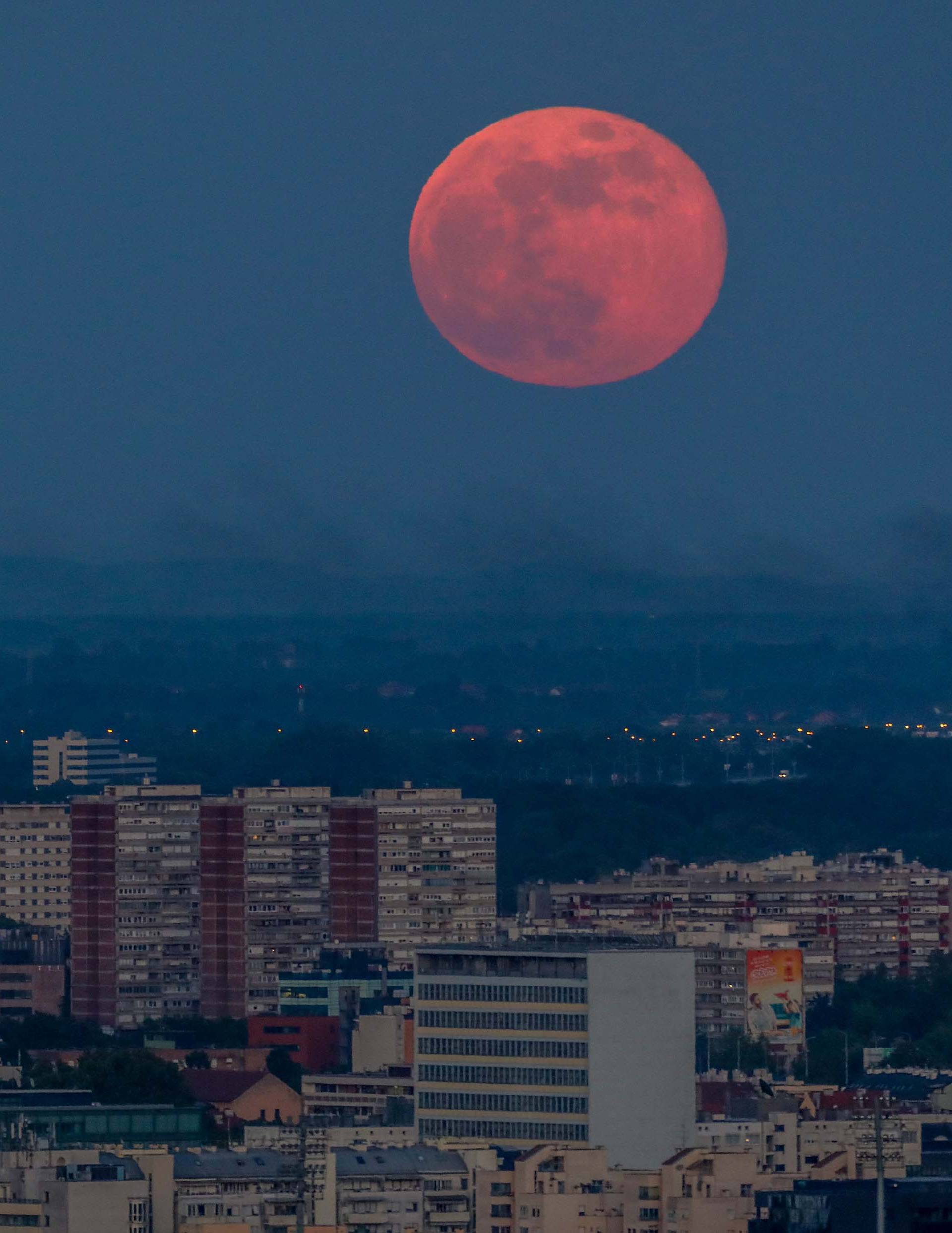 Pun mjesec iznad Zagreba