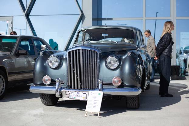 Osijek: Izložba oldtimer vozila ispred Gospodarskog centra