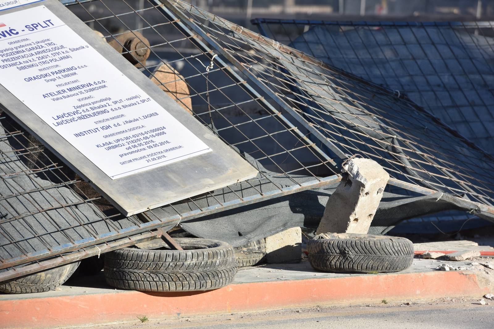 Å ibenik: Bura bacale ograde na gradiliÅ¡tu podzemne garaÅ¾e na Poljani