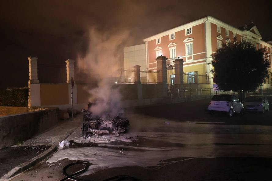 Buktinja kod zadarskih zidina: U noći izgorio luksuzni BMW