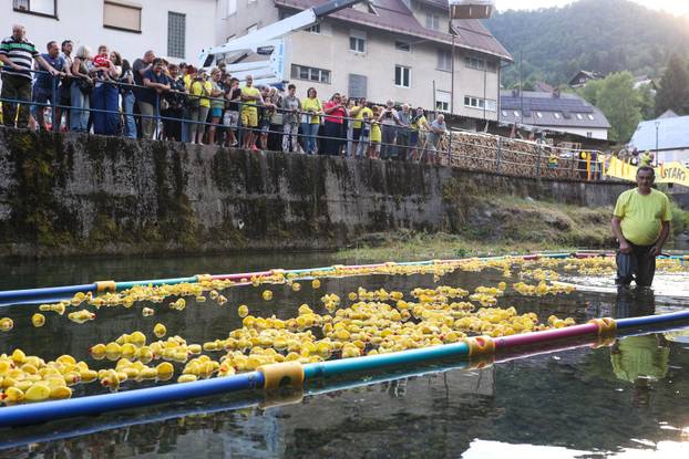 Čabar: Utrka 1600 gumenih patkica