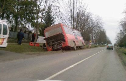 Autobus sletio u kanal, troje putnika ozlijeđeno