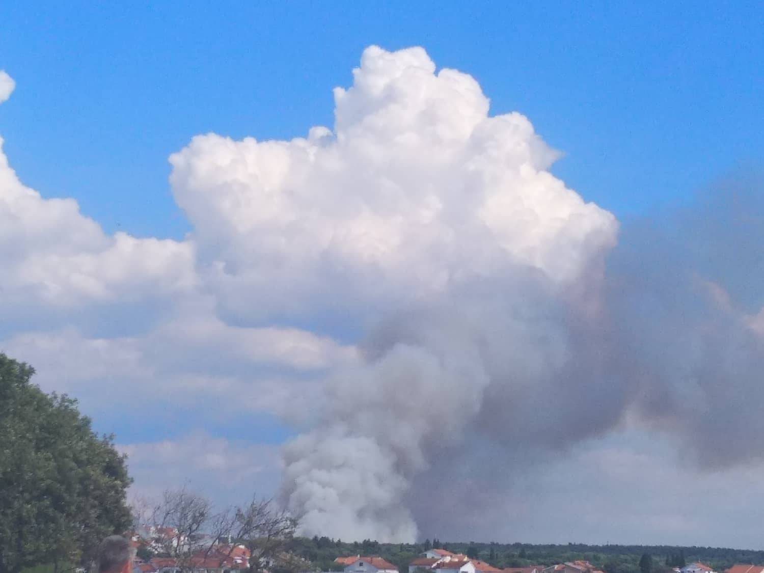 Crni dim vidi se sa svih strana: Gorjela borova šuma kod Zadra