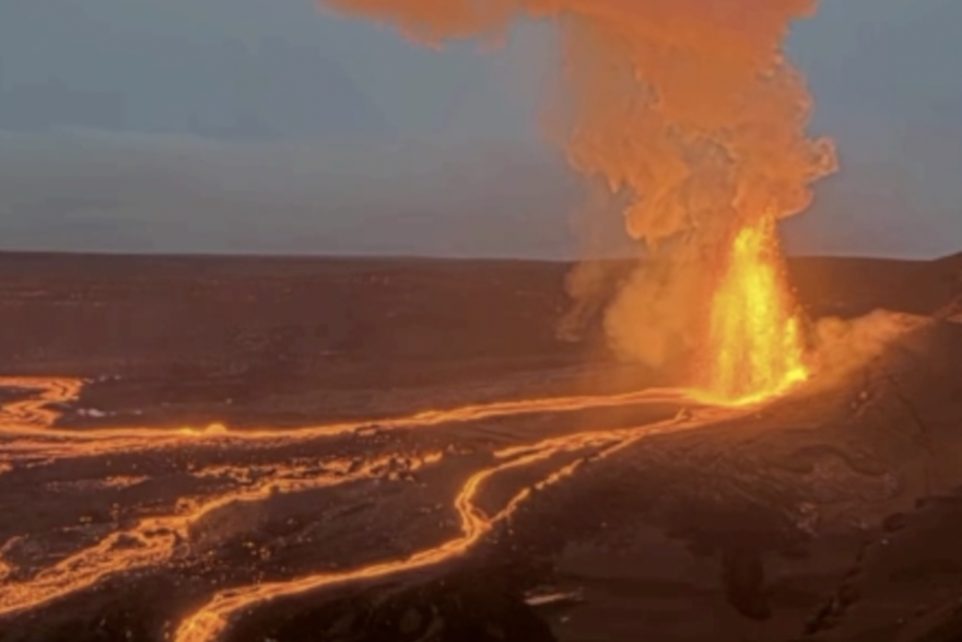 Vatrena fontana lave izbila je iz vulkana Kilauea na Havajima u sumrak.