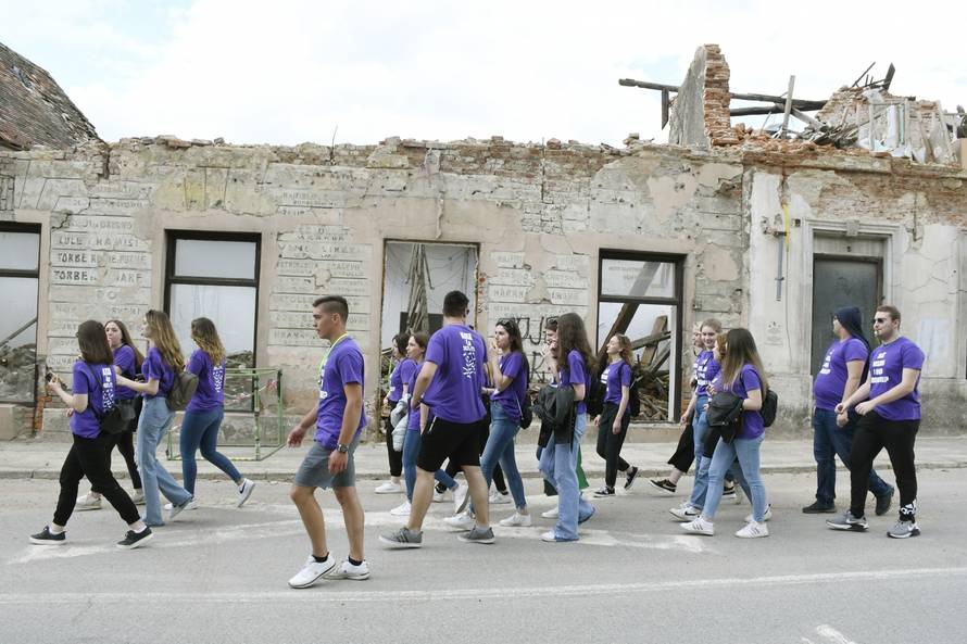 Maturanti u razrušenjoj Petrinji proslavili  kraj srednjoškolskog obrazovanja