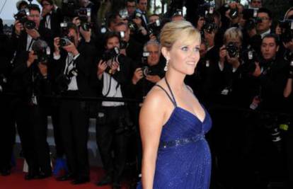 Podnijela 14-satni let:  Trudnica Reese je zablistala u Cannesu