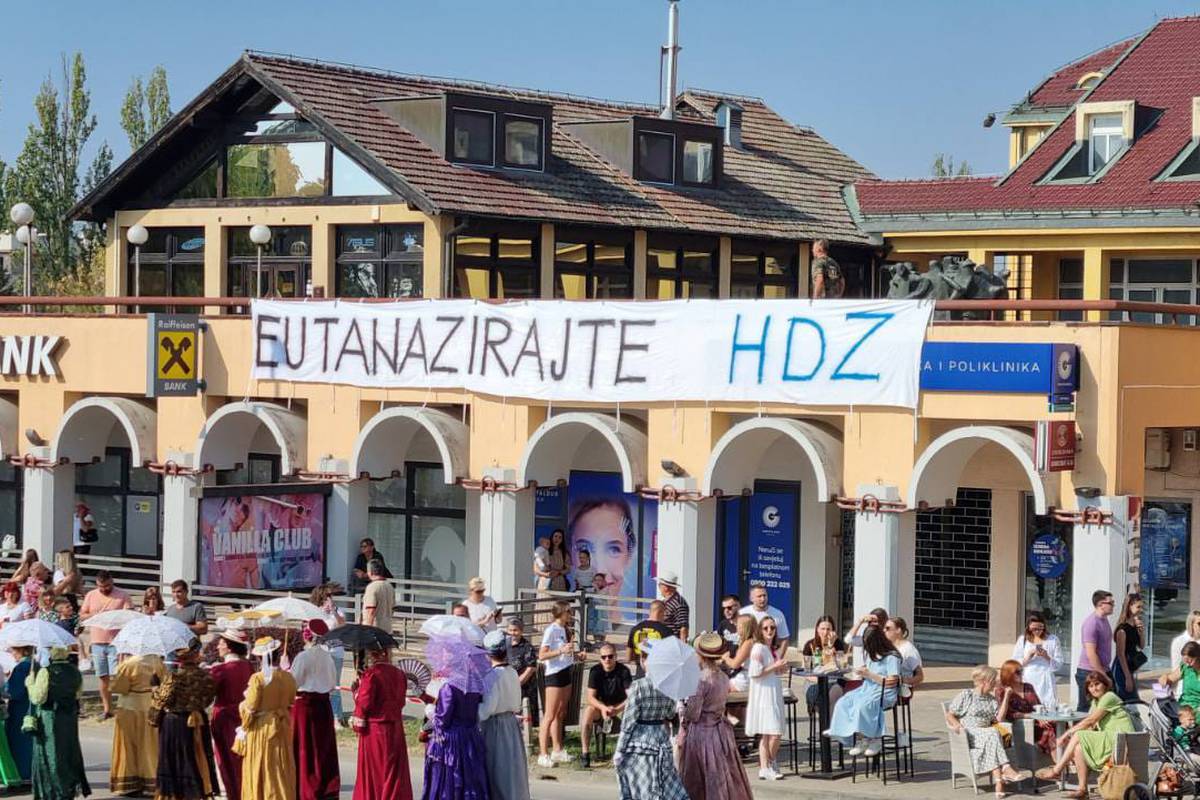VIDEO Izvjesili su transparent 'Eutanizirajte HDZ', policija ga maknula:  'Skočili su u sekundi' | 24sata