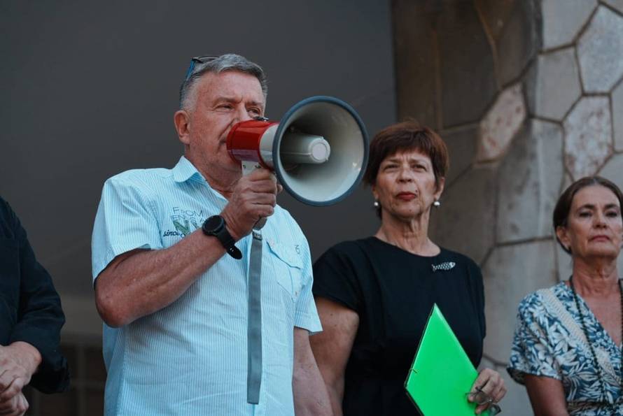 FOTO Započela treća Sjednica Gradskog vijeća u Splitu, pred zgradom se okupili prosvjednici