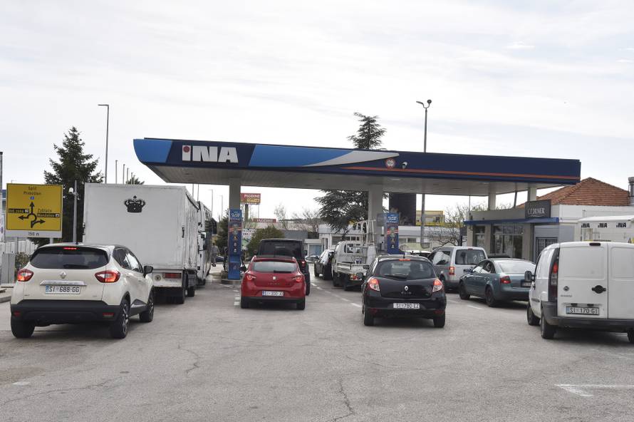 Šibenik: Gužve na benzinskim postajama zbog najavljenog poskupljenja