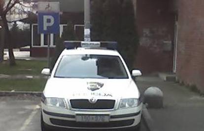 Policija parkira na mjestu za invalide i kružnom toku