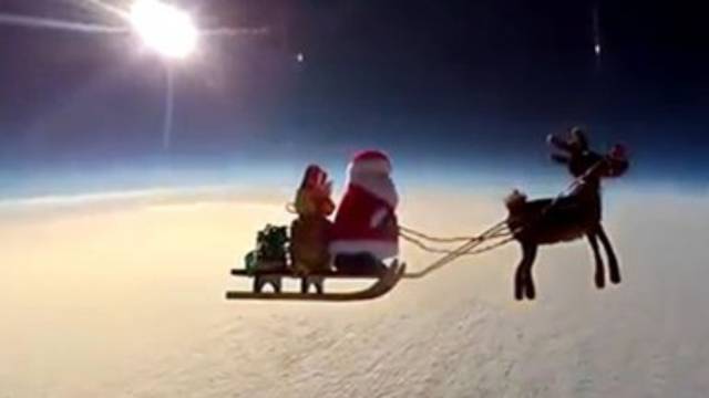 Djed Božićnjak i Rudolf otišli na izlet u svemir