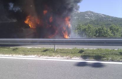 Vatra zahvatila bus, gume su se počele topiti,  a stakla pucati